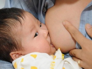 Làm sao để bé sơ sinh bú nhiều hơn?