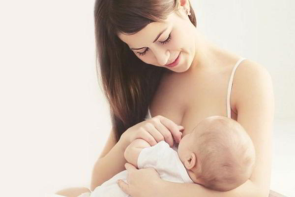 Thói quen vệ sinh bầu ngực không đúng sẽ gây hôi tanh sữa mẹ